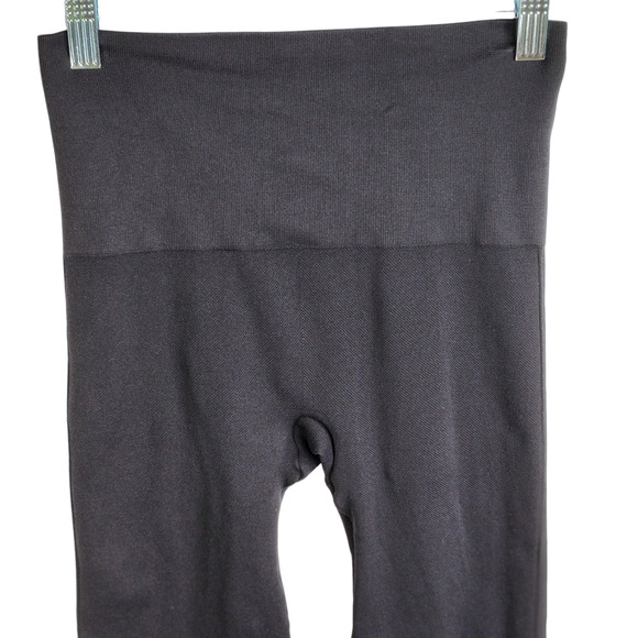 Spanx. Look at Me Now Seamless Cropped Leggings. Black. Small. - Picture 4 of 9